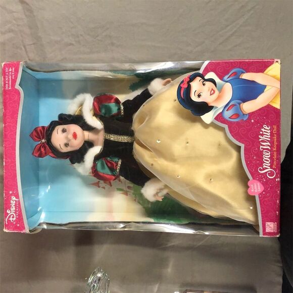 Disney Snow White 16" Porcelain Doll Brass Key Royal Holiday Edition - Picture 3 of 4